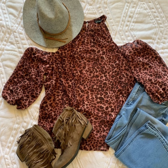 Last One! Leopard Cold Shoulder Blouse - Picture 4 of 6